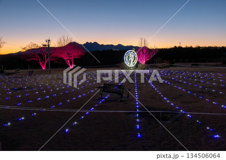 冬の夕刻 赤城健康公園のイルミネーション 群馬県渋川市 冬の夕刻 赤城健康公園のイルミネーション 群馬県渋川市 134506064