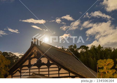 晩秋の東福寺 満月と庫裡 京都府京都市 晩秋の東福寺 満月と庫裡 京都府京都市 134506164