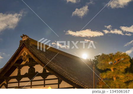 晩秋の東福寺　満月と庫裡　京都府京都市 134506167