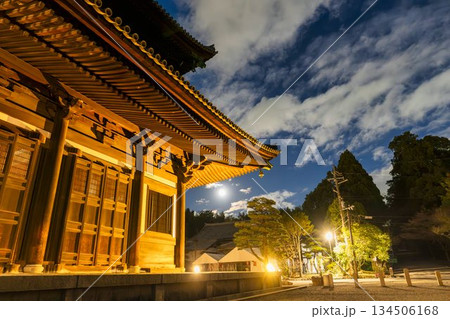 晩秋の東福寺　ライトアップされた本堂　京都府京都市 134506168