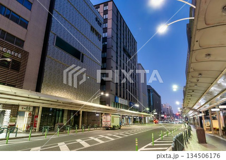 早朝の四条通商店街　京都府京都市 134506176
