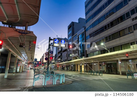 早朝の四条通商店街　京都府京都市 134506180