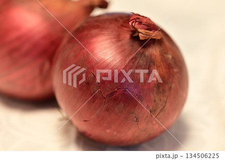 紫色を帯びた綺麗な玉葱 紫色を帯びた綺麗な玉葱 134506225