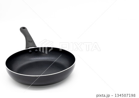 白背景に配置された黒いフライパン 調理器具・キッチン用品イメージ 134507198