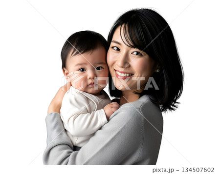 赤ちゃんを優しく抱き寄せる日本人ママの親子イメージ（背景透過） 134507602