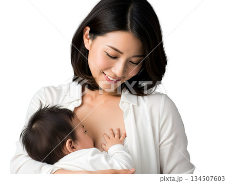 赤ちゃんを見守りながら授乳する日本人の母親イメージ（背景透過） 134507603