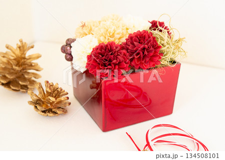 お正月の赤と金色のフラワーアレンジメント お正月の赤と金色のフラワーアレンジメント 134508101
