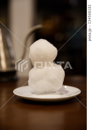 ソーサーの上の雪だるま ソーサーの上の雪だるま 134508181