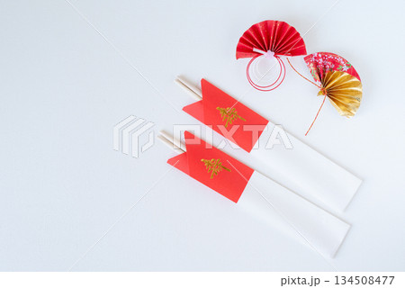 紅白の箸袋に入った祝い箸とお正月飾り 134508477