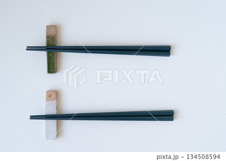 白い背景に陶器の箸置きと黒い箸 134508594