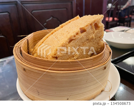 蒸籠で蒸したマーラーカオ 134508673