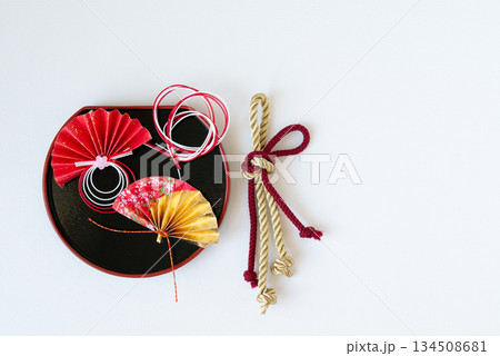 白い背景に赤と金色のお正月飾り 134508681