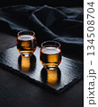 琥珀色に輝く冷酒が入った2つのグラス 134508704