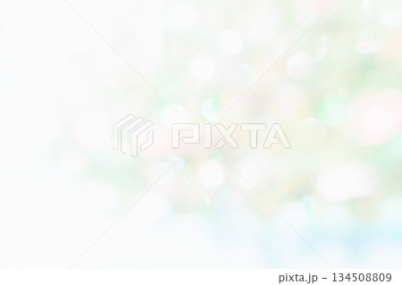 淡いグリーン春色　ふんわりボカシのグラデーション背景テクスチャー素材 134508809