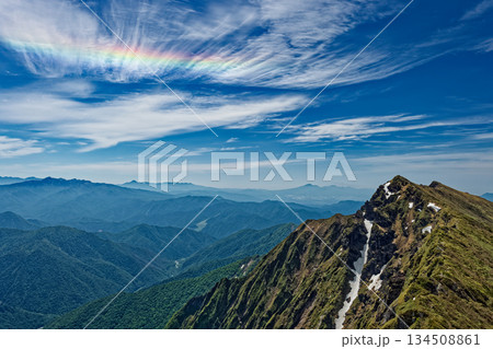 一ノ倉岳から見る初夏の谷川岳と彩雲 134508861