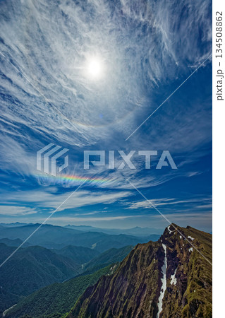 一ノ倉岳から見る初夏の谷川岳と日暈・彩雲 134508862