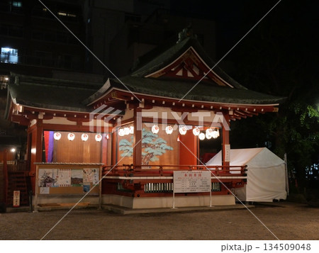 ライトアップされた、浅草神社の能舞台 ライトアップされた、浅草神社の能舞台 134509048