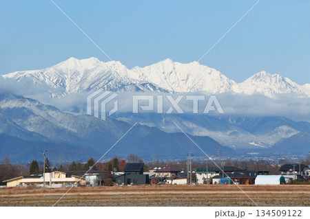 冬の安曇野　田園と北アルプス 134509122