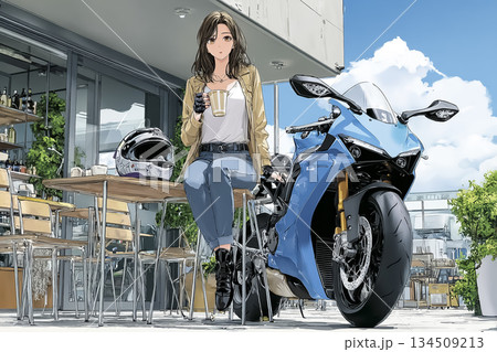 ライダーズカフェでコーヒーを楽しむ女性ライダー 134509213