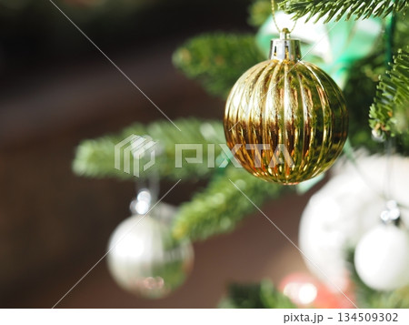 クリスマスの飾り　オーナメントボール	 134509302