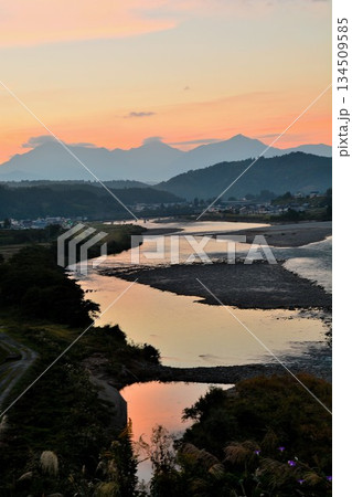 雲海朝焼けの新潟県長岡市越後川口牛ヶ島からの信濃川・越後三山夜明け風景 134509585