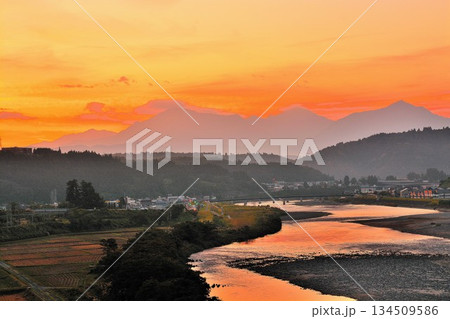 雲海朝焼けの新潟県長岡市越後川口牛ヶ島からの信濃川・越後三山夜明け風景 雲海朝焼けの新潟県長岡市越後川口牛ヶ島からの信濃川・越後三山夜明け風景 134509586