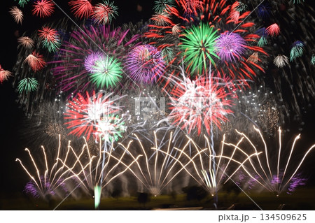 夜空を彩るスターマイン花火|Beautiful Star Mine Fireworks 夜空を彩るスターマイン花火|Beautiful Star Mine Fireworks 134509625