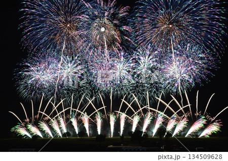 夜空を彩るスターマイン花火|Beautiful Star Mine Fireworks 夜空を彩るスターマイン花火|Beautiful Star Mine Fireworks 134509628