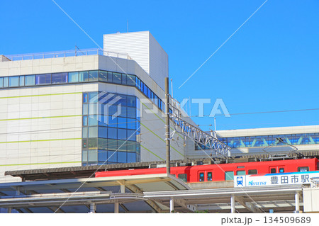 愛知県豊田市、名鉄豊田市駅に停車する電車の風景 愛知県豊田市、名鉄豊田市駅に停車する電車の風景 134509689