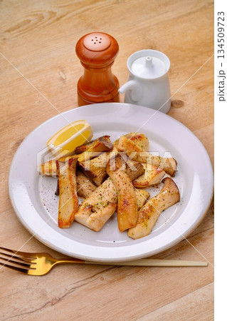 簡単レシピ、エリンギのバターソテー、エリンギのステーキ。 134509723