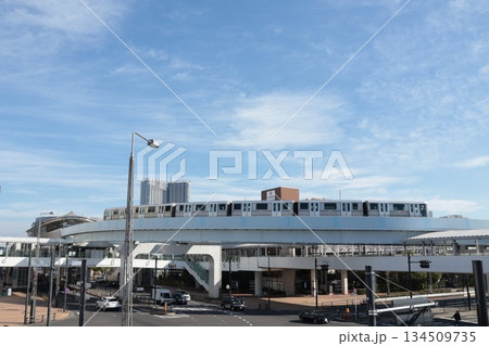 市場前駅付近を走行する新交通ゆりかもめ 134509735