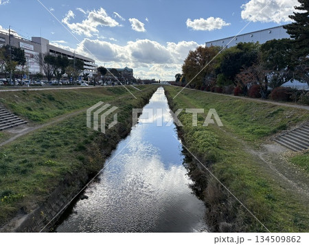 水面に映える青空 134509862