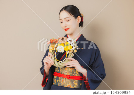 着物を着た女性 134509984