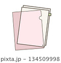紙が入ったピンクの透明クリアファイルのイラスト 134509998