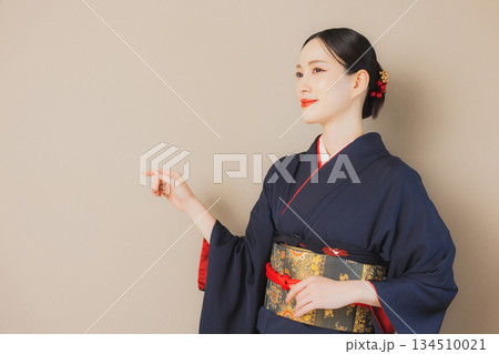 着物を着た女性　 134510021