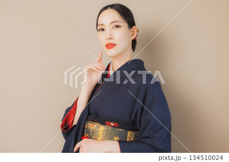 着物を着た女性　 134510024