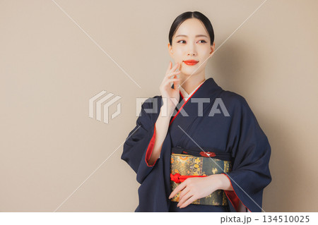 着物を着た女性　 134510025