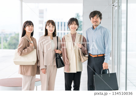 オフィス街を歩くスーツ姿のビジネスマンとビジネスウーマン(オフィスカジュアル) オフィス街を歩くスーツ姿のビジネスマンとビジネスウーマン(オフィスカジュアル) 134510036