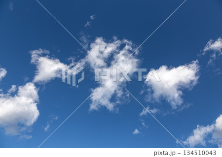 天空の青空に浮く雲の造形【背景素材】 134510043