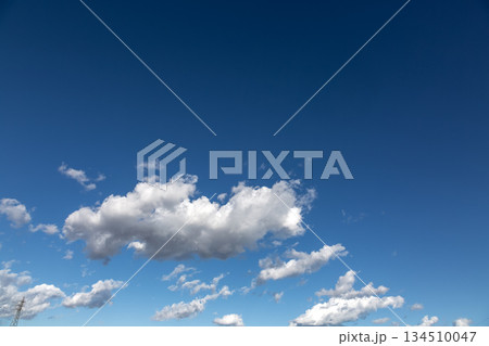 天空の青空に浮く雲の造形【背景素材】 天空の青空に浮く雲の造形【背景素材】 134510047