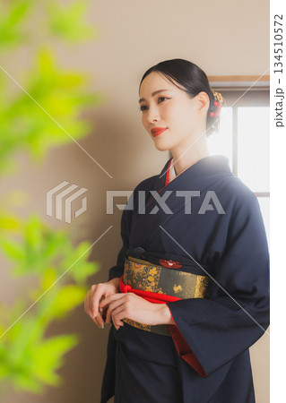 着物を着た女性 着物を着た女性 134510572