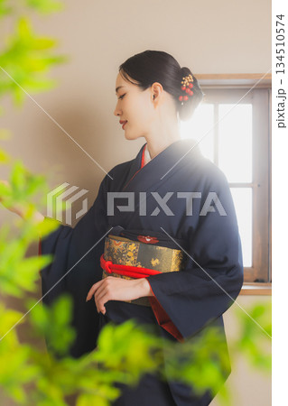 着物を着た女性 着物を着た女性 134510574