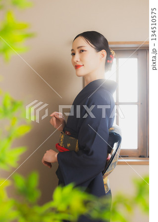 着物を着た女性　 134510575