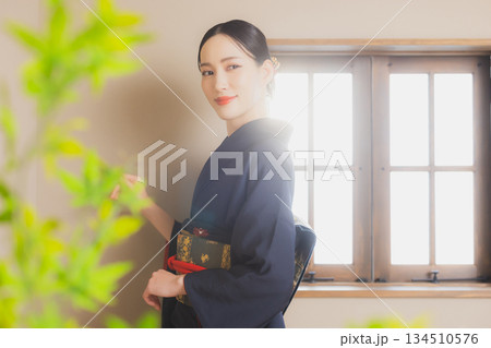 着物を着た女性　 134510576