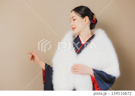 着物を着た女性　 134510672