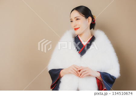 着物を着た女性　 134510674