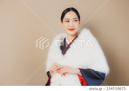 着物を着た女性 着物を着た女性 134510675