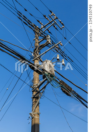 青空に映える電柱 134510749