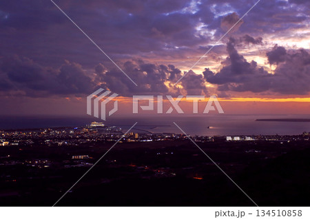 沖縄　石垣島　夜景　マジックアワー 134510858