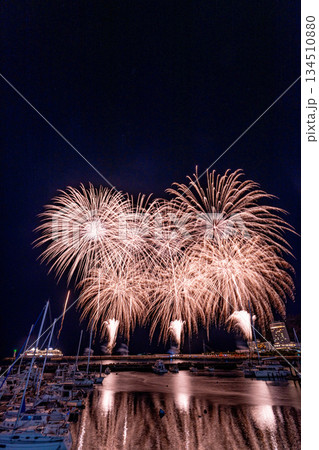 (静岡県)熱海100万ドルの夜景と海上花火 (静岡県)熱海100万ドルの夜景と海上花火 134510880